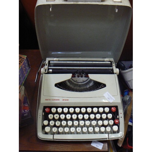 402 - VINTAGE SMITH-CORONA DE-LUXE PORTABLE TYPEWRITER. IN CARRY CASE.