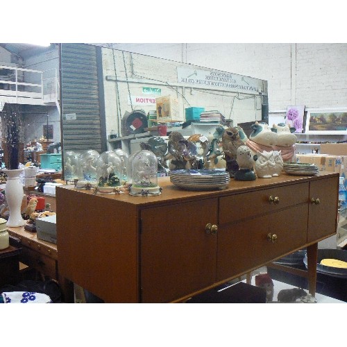 412 - RETRO DRESSING TABLE WITH SIMPLE RECTANGULAR MIRROR. APPROX 131CM W.