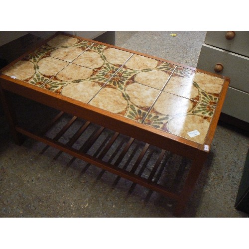 423 - VINTAGE TILED COFFEE TABLE WITH LOWER SLATTED SHELF. 85CM L