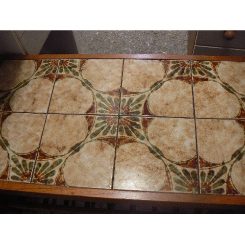 423 - VINTAGE TILED COFFEE TABLE WITH LOWER SLATTED SHELF. 85CM L