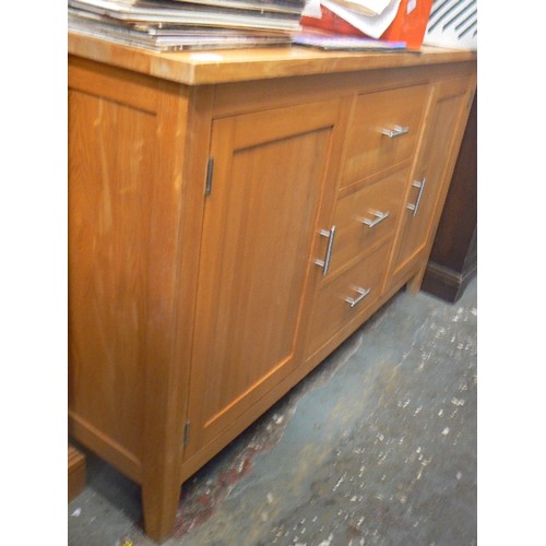 302 - CONTEMPORARY SOLID LIGHT  OAK SIDEBOARD WITH STAINLESS BAR HANDLES. 3 DRAWER CENTRE FLANKED BY SHELV... 