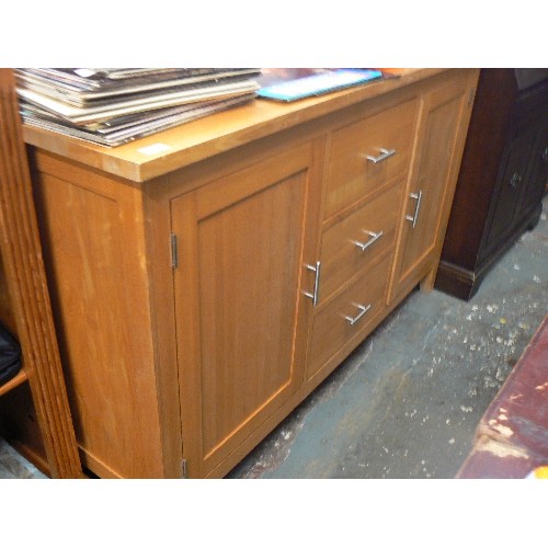 302 - CONTEMPORARY SOLID LIGHT  OAK SIDEBOARD WITH STAINLESS BAR HANDLES. 3 DRAWER CENTRE FLANKED BY SHELV... 