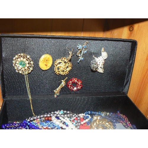 312 - VINTAGE COSTUME JEWELLERY, CONTAINED IN A BLACK SATIN BOX.