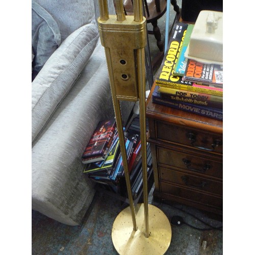 389 - BRASS EFFECT UPLIGHTER WITH FLEXI READING ARM.