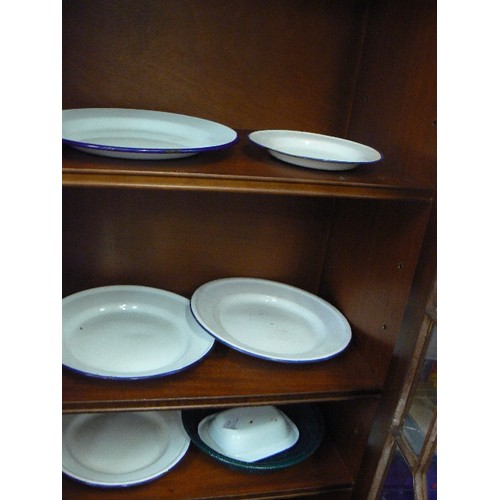 474 - 5 ENAMEL PLATES AND 2 COOKING PANS