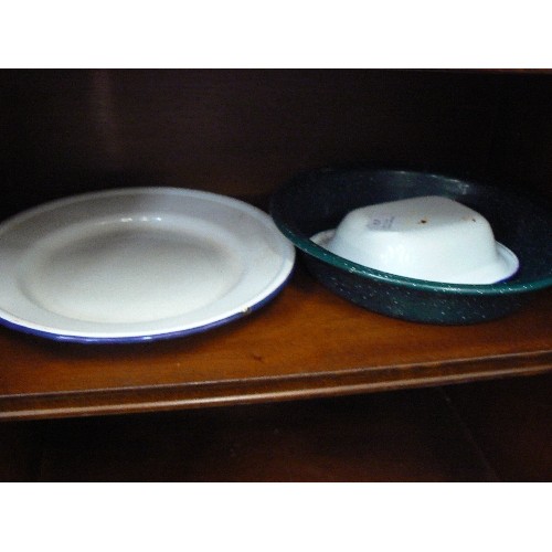 474 - 5 ENAMEL PLATES AND 2 COOKING PANS