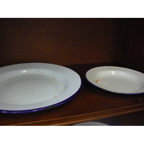 474 - 5 ENAMEL PLATES AND 2 COOKING PANS