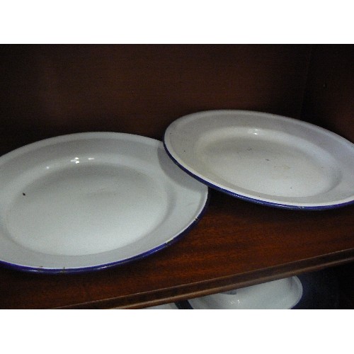 474 - 5 ENAMEL PLATES AND 2 COOKING PANS