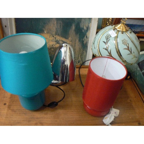 483 - SILVER METAL FLEXI DESK LAMP, BRASS AND GLASS LAMP AND 2 CERAMIC LAMPS WITH SHADES IN RED AND BLUE