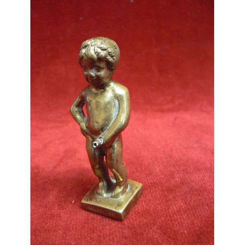 14 - OLD BRASS MINIATURE FIGURE OF THE MANNEKIN PIS (WEEING BOY) OF BRUSSELS 7CM WITH PIPE - ORIGINALLY F... 