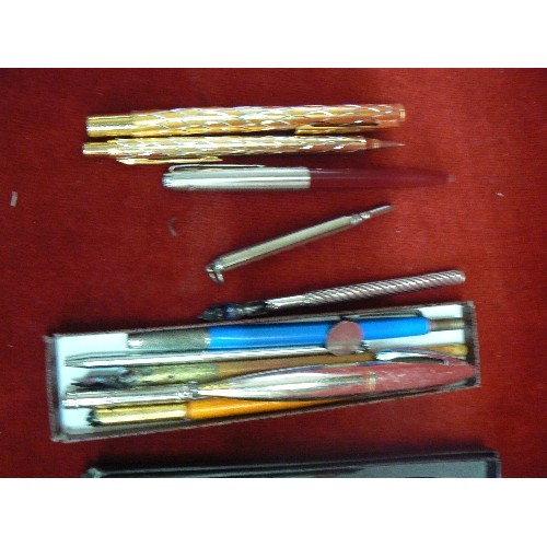 17 - LARGE COLLECTION OF PENS TO INCLUDE PARKER, WATERMAN, FOUNTAIN PENS, PROPELLING PENCIL, PARKER INK E... 