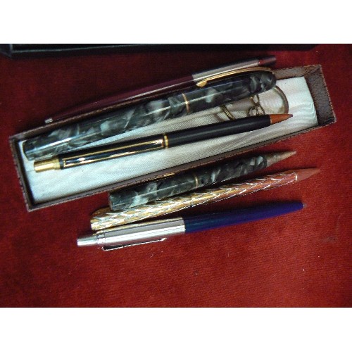 17 - LARGE COLLECTION OF PENS TO INCLUDE PARKER, WATERMAN, FOUNTAIN PENS, PROPELLING PENCIL, PARKER INK E... 