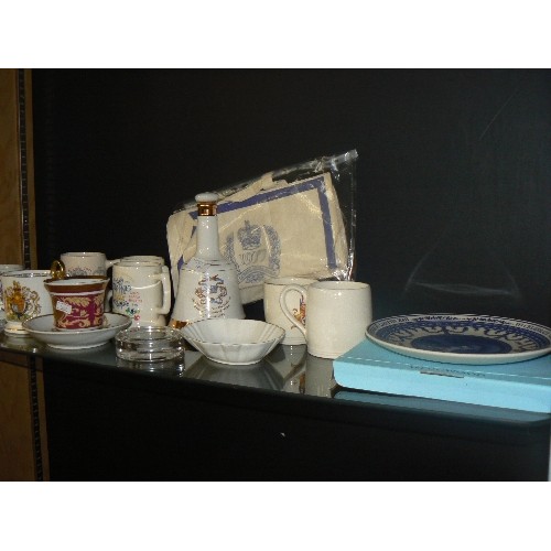 169 - SHELF OF COMMEMORATIVE CHINA - WEDGWOOD PLATES, AYNSLEY, WADE DECANTER, ETC