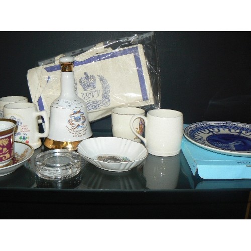 169 - SHELF OF COMMEMORATIVE CHINA - WEDGWOOD PLATES, AYNSLEY, WADE DECANTER, ETC