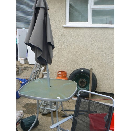 494 - METAL AND GLASS TOPPED GARDEN TABLE WITH PARASOL AND 4 METAL FOLDING AND BLACK MESH SEATS