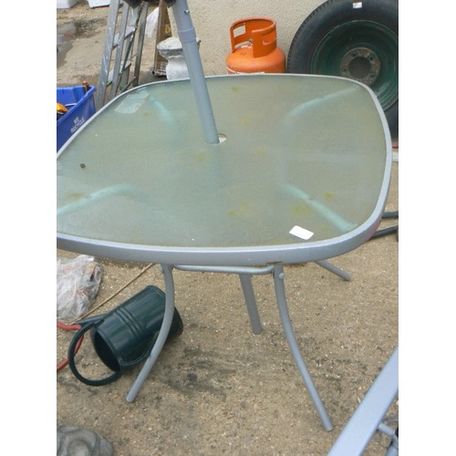 494 - METAL AND GLASS TOPPED GARDEN TABLE WITH PARASOL AND 4 METAL FOLDING AND BLACK MESH SEATS