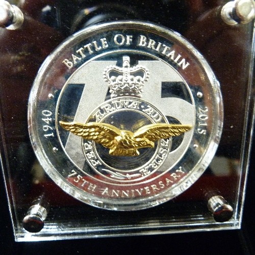 192 - BATTLE OF BRITAIN 75TH ANNIVERSARY 2015 COMMEMORATIVE MEDALLION - 82MM DIA - SILVER LAYERED WITH PUR... 