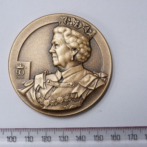 193 - LONDON MINT QUEEN ELIZABETH II BIRTHDAY CHARITY MEDAL - BRONZE ALLOY, LIMITED EDITION 200,000, 2016 ... 