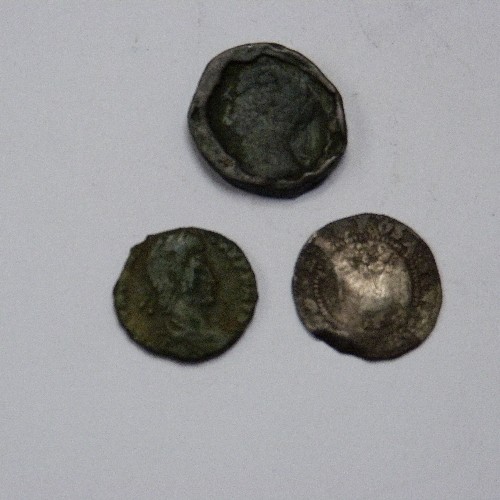 212 - VARIOUS COINS INCLUDING A ROMAN COIN, EARLY SIXPENCE, GEORGIAN BRONZE COIN, 4 SHILLINGS (1957, 1958,... 