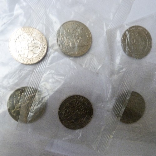 228 - LARGE COLLECTION (22) ELIZABETH II £5 COINS; NEARLY ALL COINS ARE STILL SEALED IN PLASTIC PACKAGING,... 