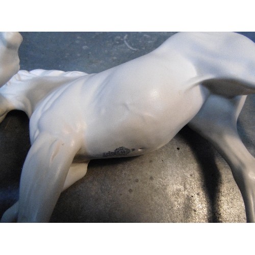 189 - BEAUTIFUL ROYAL DOULTON BONE CHINA FIGURE OF A MARE AND FOAL IN WHITE GLAZE - 