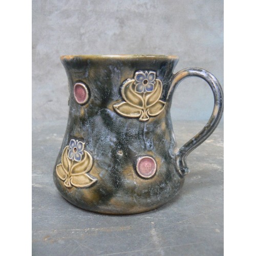 180 - AN ARTS AND CRAFTS ROYAL DOULTON STONEWARE MUG IN MOTTLED GLAZE WITH ART NOUVEAU FLOWER AND CIRCLE D... 