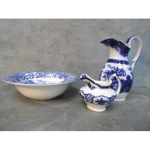 194 - TWO VICTORIAN FLOW BLUE JUGS AND A SPODE ITALIAN BOWL (OLD OVAL MARK)