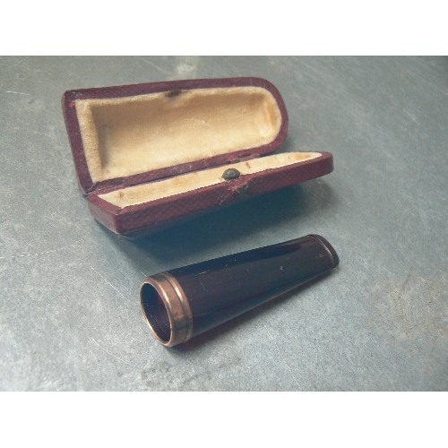 71 - A LATE 19TH CENTURY RARE RED AMBER CHEROOT HOLDER WITH 9CT GOLD RIM, IN THE ORIGINAL FITTED RED LEAT... 