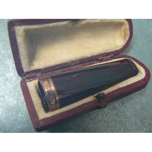 71 - A LATE 19TH CENTURY RARE RED AMBER CHEROOT HOLDER WITH 9CT GOLD RIM, IN THE ORIGINAL FITTED RED LEAT... 