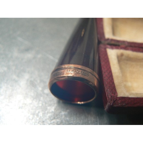 71 - A LATE 19TH CENTURY RARE RED AMBER CHEROOT HOLDER WITH 9CT GOLD RIM, IN THE ORIGINAL FITTED RED LEAT... 