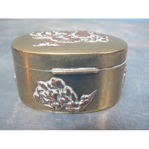 221 - LATE 19TH CENTURY JAPANESE SNUFF BOX IN BRASS WITH INTRICATE APPLIED COPPER DESIGN - 6CM