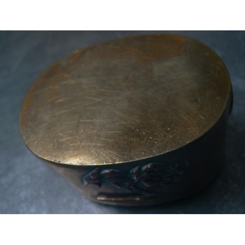 221 - LATE 19TH CENTURY JAPANESE SNUFF BOX IN BRASS WITH INTRICATE APPLIED COPPER DESIGN - 6CM