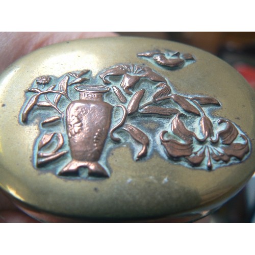 221 - LATE 19TH CENTURY JAPANESE SNUFF BOX IN BRASS WITH INTRICATE APPLIED COPPER DESIGN - 6CM