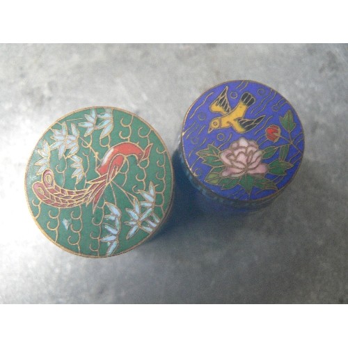 220 - TWO MINIATURE CHINESE CLOISONNE LIDDED POTS WITH EXOTIC BIRD DECORATION - 4.5CM