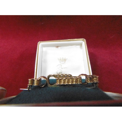 56 - A 9ct GOLD VICTORIAN BROOCH MADE FROM A SECTION OF OLD BRACELET (THE CLIP IS METAL) THERE ARE NO MAR... 