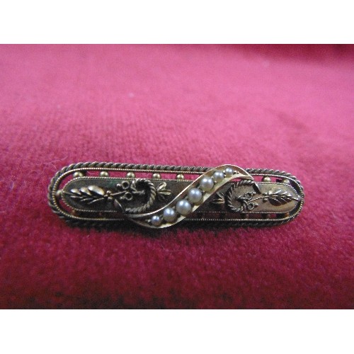 50 - A VICTORIAN 15ct GOLD BROOCH WITH SEED PEARLS