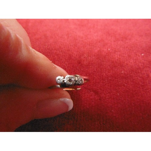 112 - A VINTAGE THREE DIAMOND 18CT GOLD ENGAGEMENT RING 
18ct WITH PLATINUM SETTING WEIGHT 1.56g. RING NEE... 