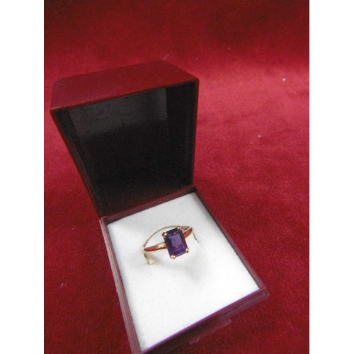 37 - A CLASSICAL 9ct GOLD BEAUTIFUL BAGUETTE CUT AMETHYST SET HIGH IN THE RING WEIGHT 2.14 SIZE