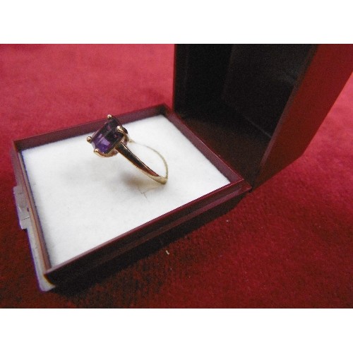 37 - A CLASSICAL 9ct GOLD BEAUTIFUL BAGUETTE CUT AMETHYST SET HIGH IN THE RING WEIGHT 2.14 SIZE