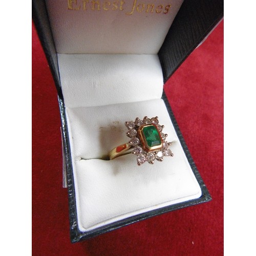 32 - A VERY FINE VINTAGE EMERALD AND DIAMOND CLUSTER RING A BRIGHT EMERALD SURROUNDED BY 14 CUT DIAMONDS ... 