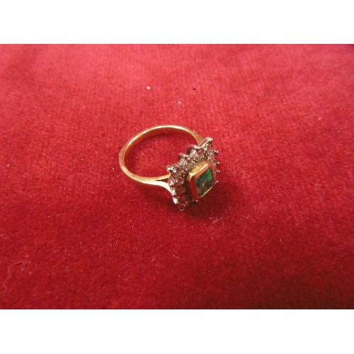 32 - A VERY FINE VINTAGE EMERALD AND DIAMOND CLUSTER RING A BRIGHT EMERALD SURROUNDED BY 14 CUT DIAMONDS ... 