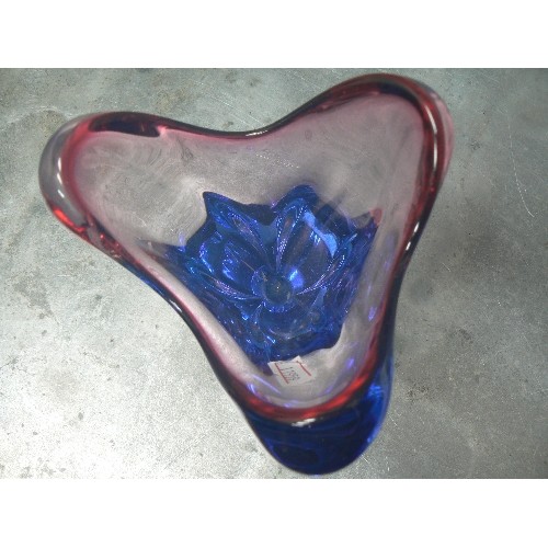 314 - A 1960'S CHRIBSKA CZECH ART GLASS VASE IN BLUE AND PURPLE COLOURS - 20CM