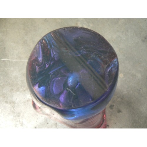 314 - A 1960'S CHRIBSKA CZECH ART GLASS VASE IN BLUE AND PURPLE COLOURS - 20CM