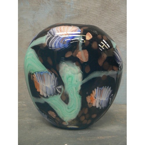 317C - A STUNNING MURANO VASE, PROBABLY BY BAROVIER TOSO, CIRCA 1980. IN MARINE BLACK WITH ABSTRACT PLANTLI... 