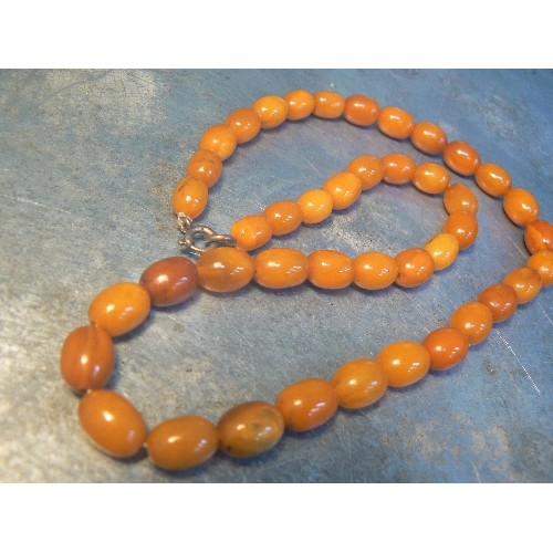 26 - AN EARLY 20TH CENTURY BUTTERSCOTCH AMBER BEAD NECKLACE - 42CM