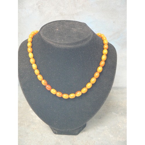 26 - AN EARLY 20TH CENTURY BUTTERSCOTCH AMBER BEAD NECKLACE - 42CM