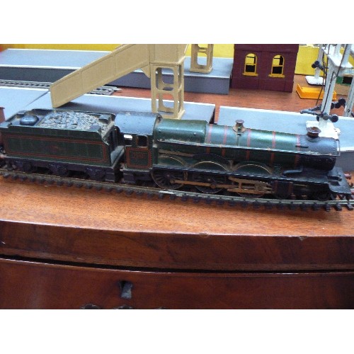 471 - VINTAGE MODEL TRAINS INCLUDING HORNBY DUBLO DENBIGH CASTLE, CARRIAGES, WAGONS, PLATFORMS, BUILDINGS,... 