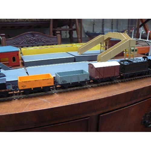 471 - VINTAGE MODEL TRAINS INCLUDING HORNBY DUBLO DENBIGH CASTLE, CARRIAGES, WAGONS, PLATFORMS, BUILDINGS,... 