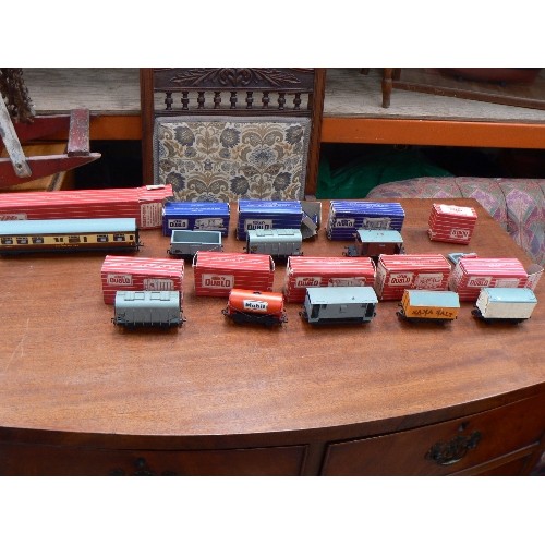 473 - BOXED HORNBY DUBLO WAGONS AND CARRIAGE, 1 IN WRONG BOX