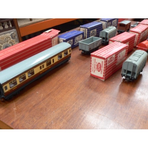 473 - BOXED HORNBY DUBLO WAGONS AND CARRIAGE, 1 IN WRONG BOX